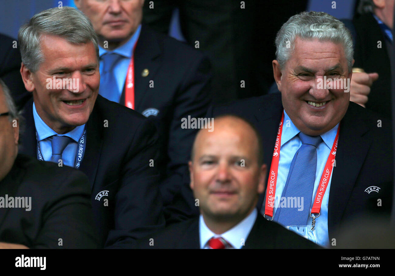 Football - 2014 UEFA Super Cup - Sevilla v Real Madrid - Cardiff City Stadium.David Gill, ancien PDG de Manchester United, et James Jim Boyce, vice-président de la FIFA. Banque D'Images