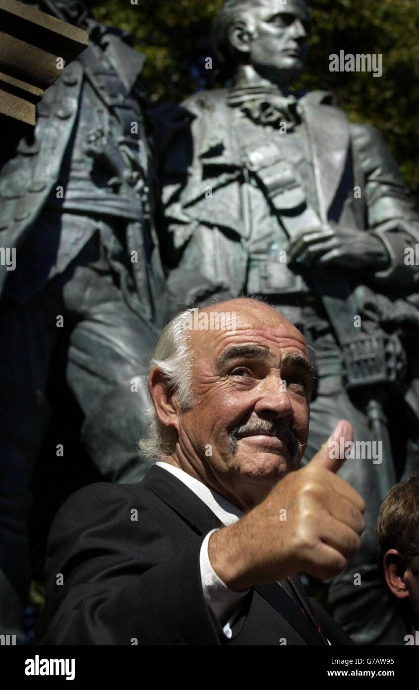 Sean Connery, acteur écossais, dévoile une statue en hommage à l'auteur Robert Louis Stevenson au siège de la brasserie Scottish & Newcastle à Édimbourg. La sculpture est des personnages Alan Breck-Stewart et David Balfour du roman de Stevenson enlevé. Banque D'Images