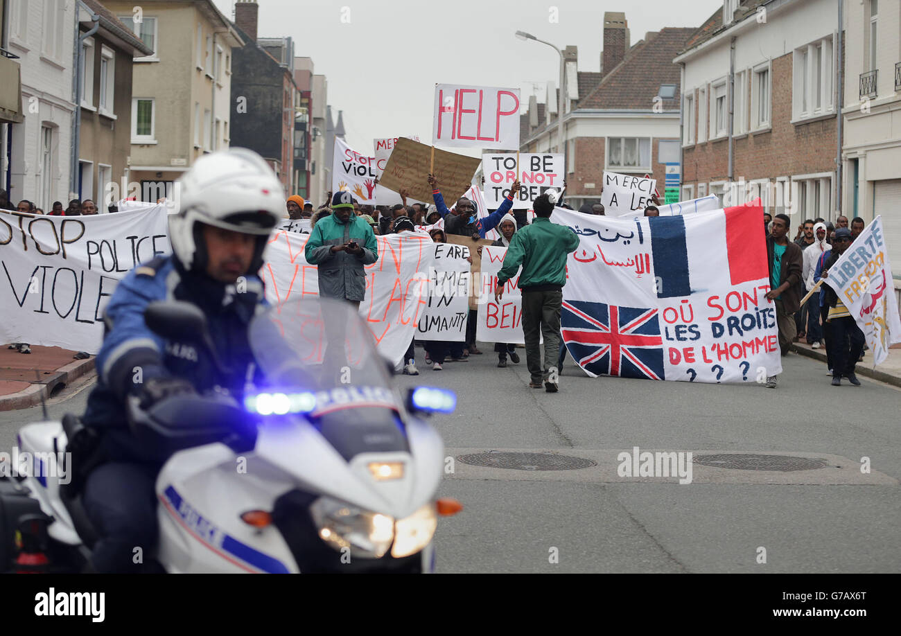 Les migrants protestant à Calais, en France, pour réclamer la protection des droits de l'homme, ont fait état de brutalités policières contre eux, certains prétendant avoir subi des mains et des jambes cassées. Banque D'Images