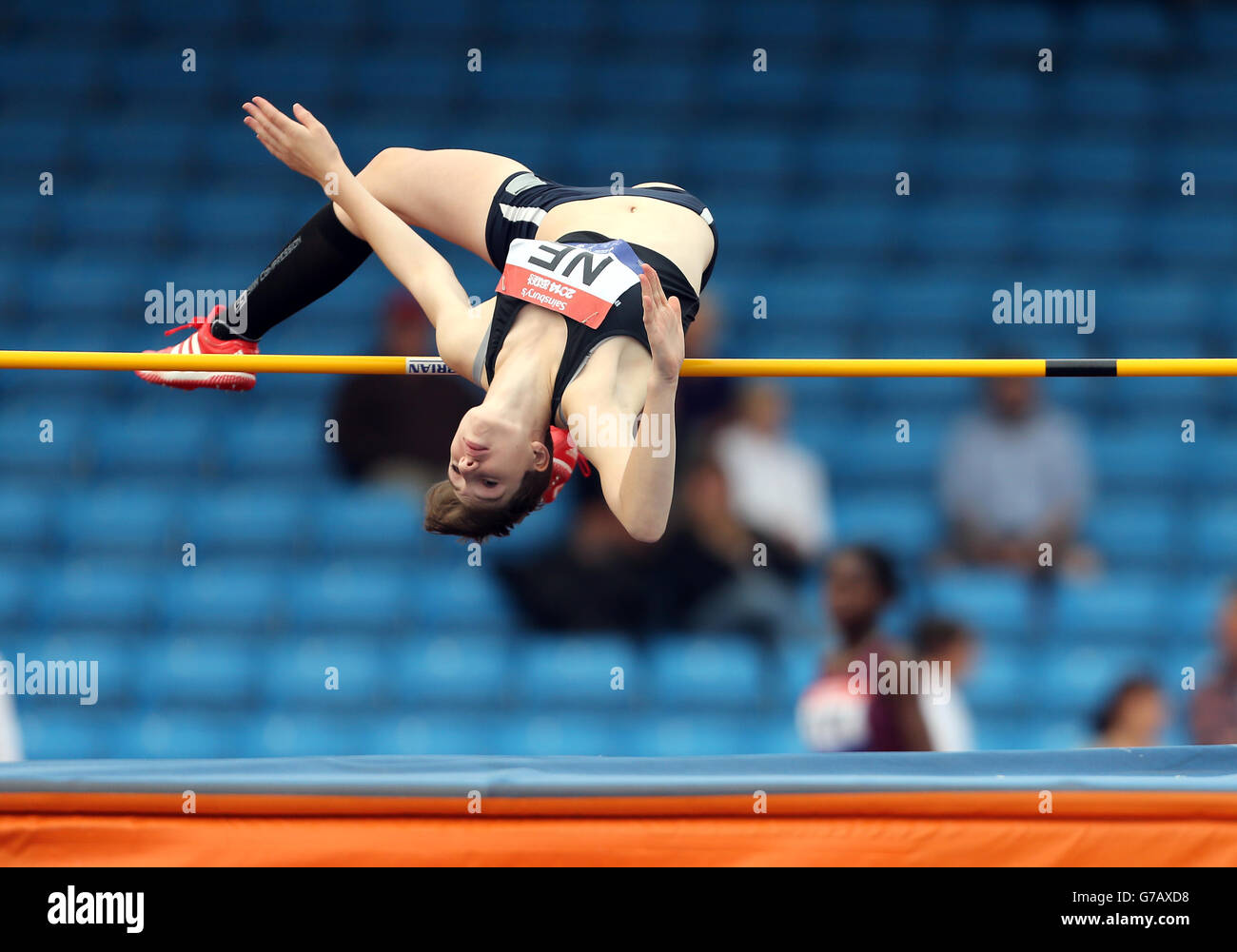 Le quartier Abby du Nord-est en action dans le Jump secondaire des filles aux Jeux scolaires de Sainsbury en 2014, Manchester Regional Arena, Manchester. Banque D'Images