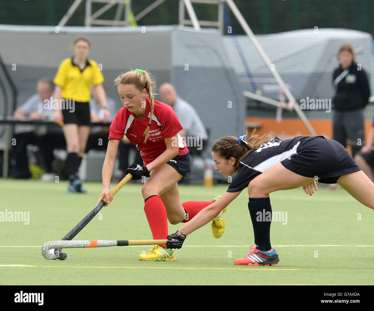 Action entre l'Angleterre (rouge) et l'Écosse (bleu) au hockey lors des Jeux scolaires de Sainsbury en 2014 à l'Armitage, Manchester. APPUYEZ SUR ASSOCIATION photo. Date de la photo : vendredi 5 septembre 2014. Le crédit photo devrait se lire comme suit : Tony Marshall/PA Wire. Banque D'Images