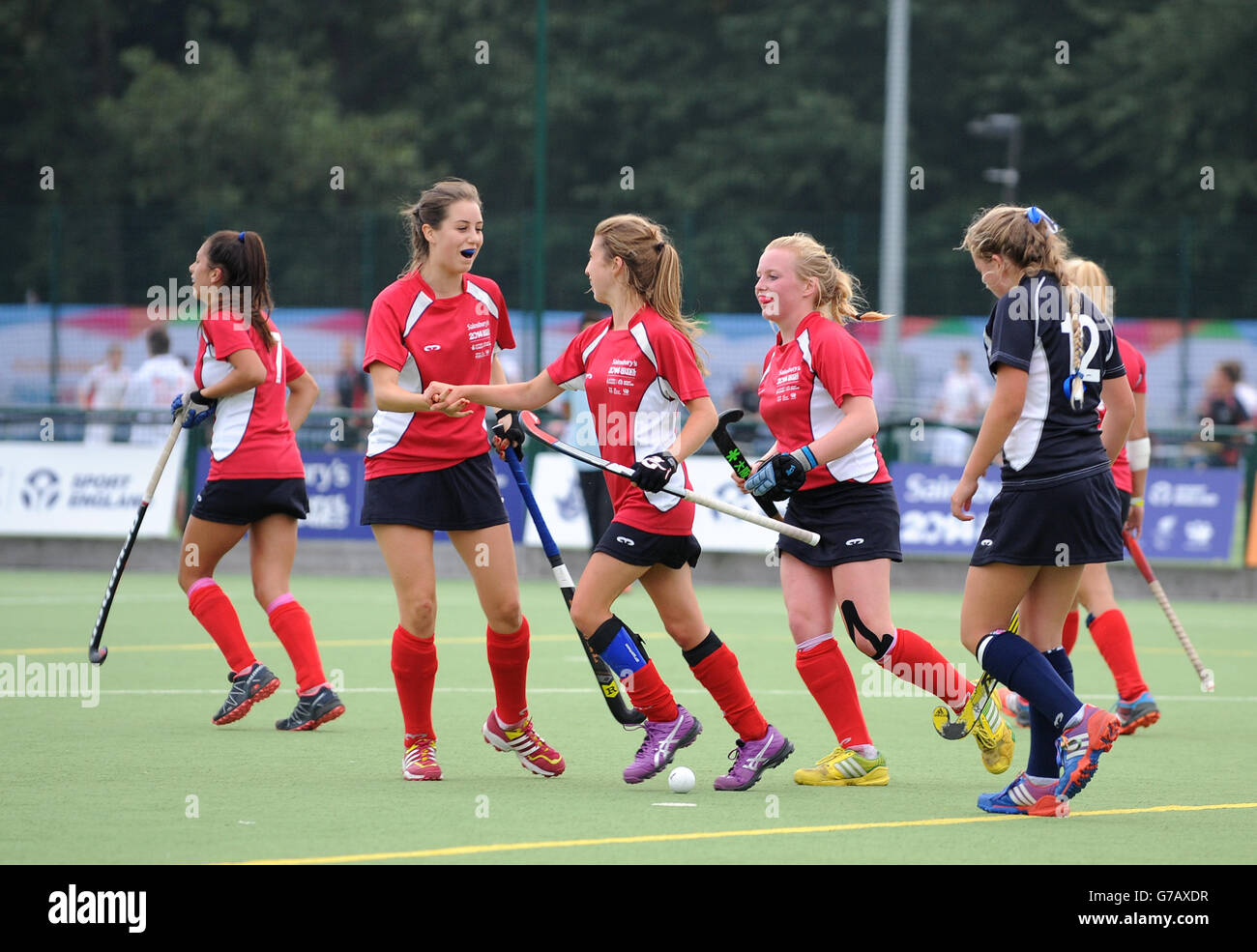 Action entre l'Angleterre (rouge) et l'Écosse (bleu) au hockey lors des Jeux scolaires de Sainsbury en 2014 à l'Armitage, Manchester. APPUYEZ SUR ASSOCIATION photo. Date de la photo : vendredi 5 septembre 2014. Le crédit photo devrait se lire comme suit : Tony Marshall/PA Wire. Banque D'Images