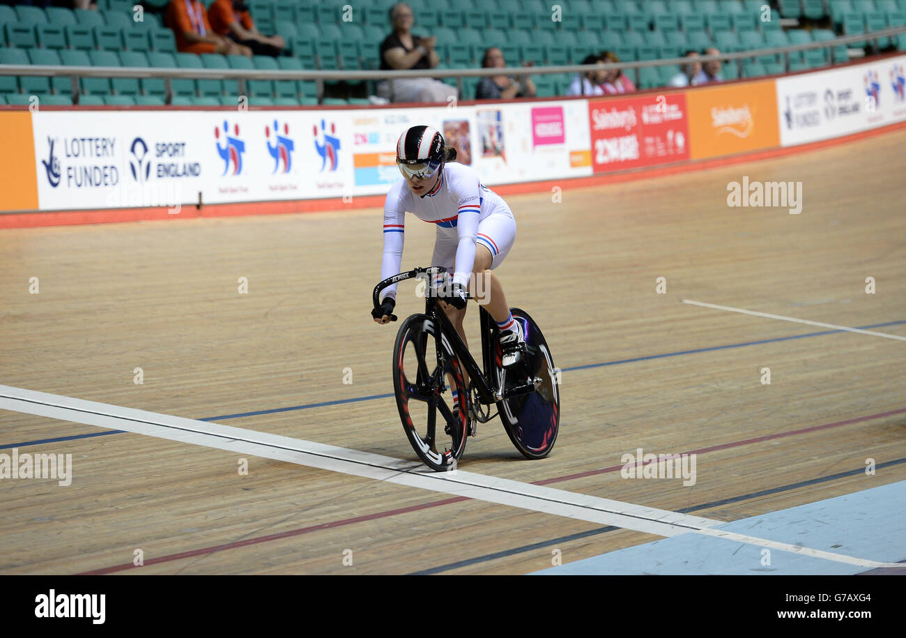 West Midlands Sophie Capewell remporte l'événement Girls Sprint lors des Jeux scolaires de Sainsbury en 2014, au National Cycling Centre de Manchester. Banque D'Images