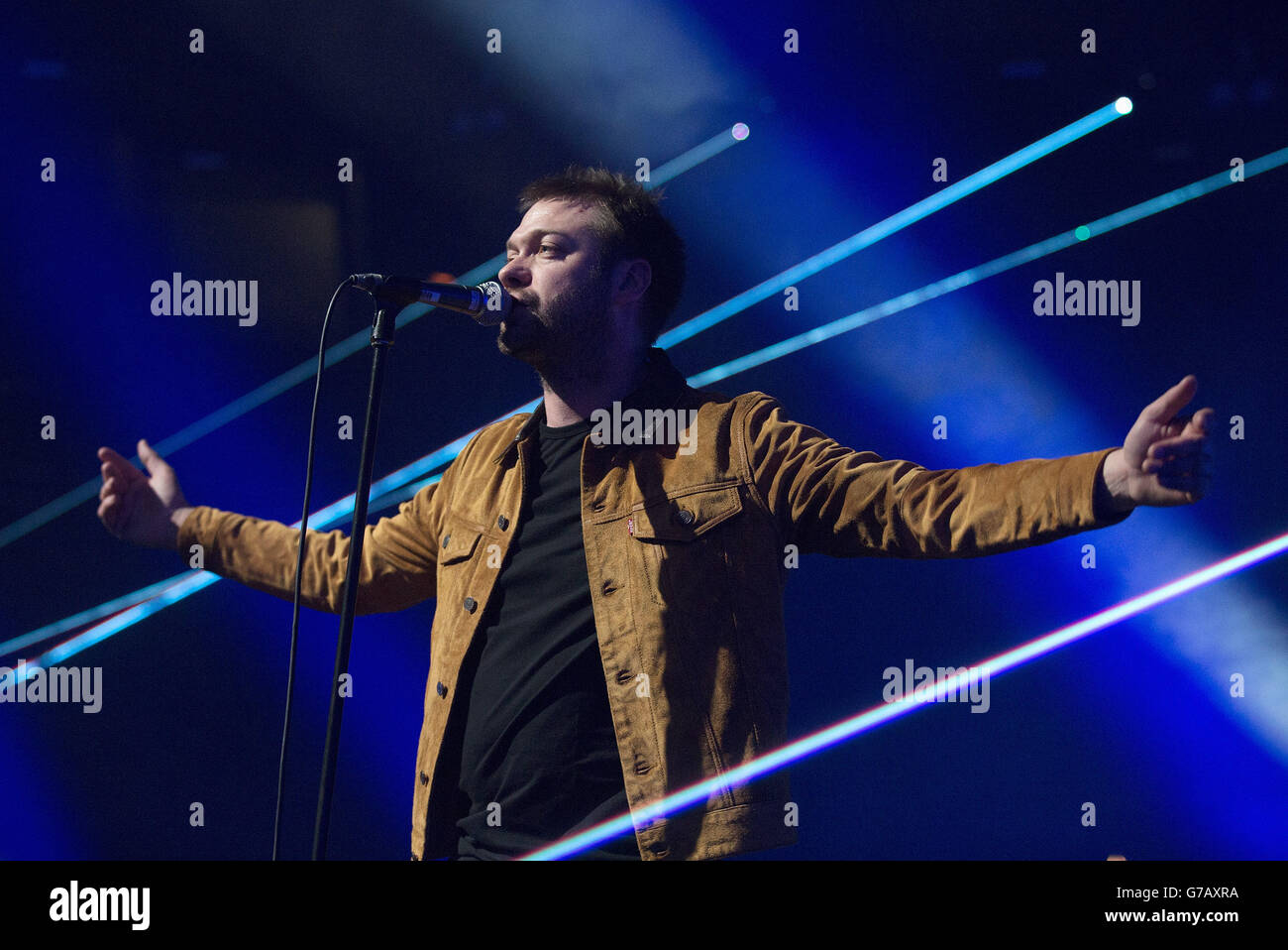 Tom Meighan de Kasabian se produit au festival iTunes du Roundhouse à Londres. Banque D'Images