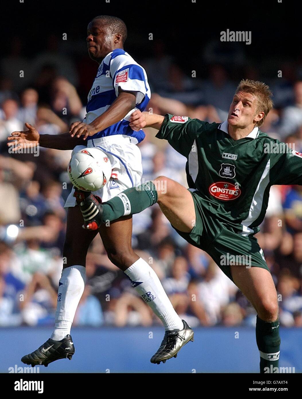 Le défi Marcus Bean (à gauche) de QPR et Lee Makel de Plymouth pour le ballon lors de leur match de championnat de Coca Cola à Loftus Road, Londres, le samedi 11 septembre 2004. PAS D'UTILISATION DU SITE WEB DU CLUB OFFICIEUX. Banque D'Images