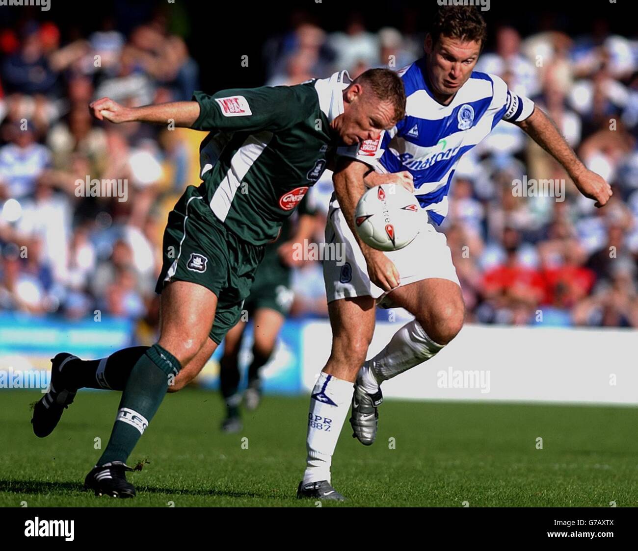 Le capitaine Kevin Gallen (à droite) du QPR et Graham Coughlan de Plymouth lors de leur match de championnat Coca Cola à Loftus Road, Londres, le samedi 11 septembre 2004. PAS D'UTILISATION DU SITE WEB DU CLUB OFFICIEUX. Banque D'Images