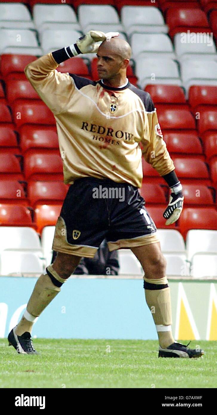 Tony Warner, gardien de but de Cardiff, quitte le terrain après une collision avec David Johnson, skipper de la forêt de Nottingham (non représenté) lors de leur match de championnat Coca Cola au City Ground, Nottingham, le samedi 11 septembre 2004. PAS D'UTILISATION DU SITE WEB DU CLUB OFFICIEUX. Banque D'Images