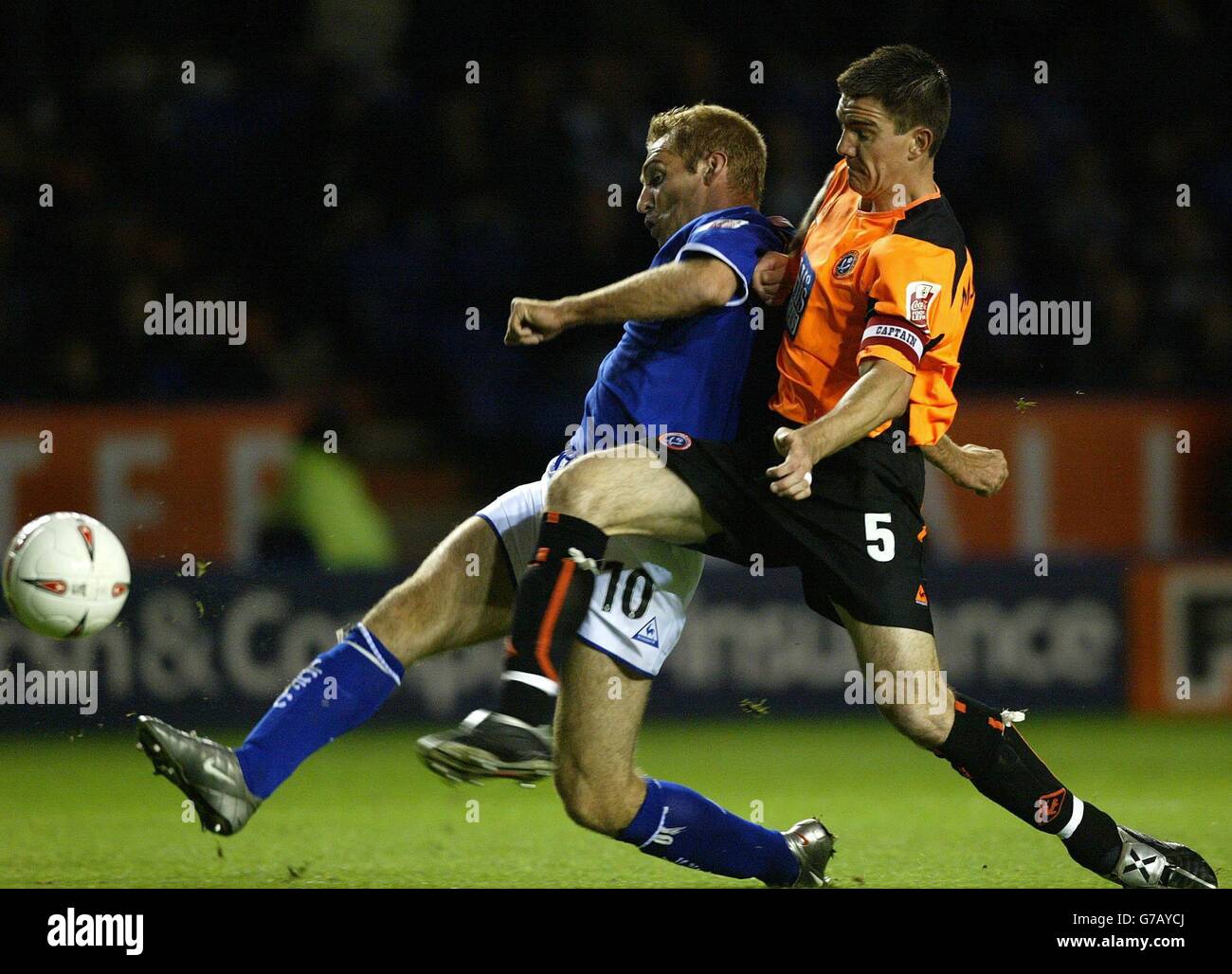 James Scowcroft de Leicester City bat le défenseur Sheffield United Chris Morgan pour marquer le but d'ouverture lors du match de championnat Coca Cola au stade Walkers, à Leicester. PAS D'UTILISATION DU SITE WEB DU CLUB OFFICIEUX. Banque D'Images