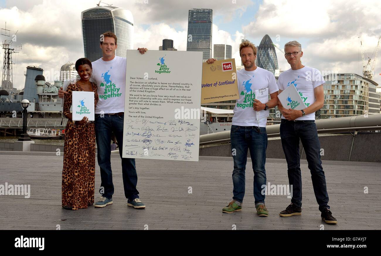 (De gauche à droite) June Sarpong, Dan Snow, Ben Fogle et Tom Holland dans le centre de Londres avec leur géant Letter to Scotland, les exhortant à rester dans le Royaume-Uni lorsqu'ils votent sur l'indépendance écossaise, lors du référendum du mois prochain. Banque D'Images