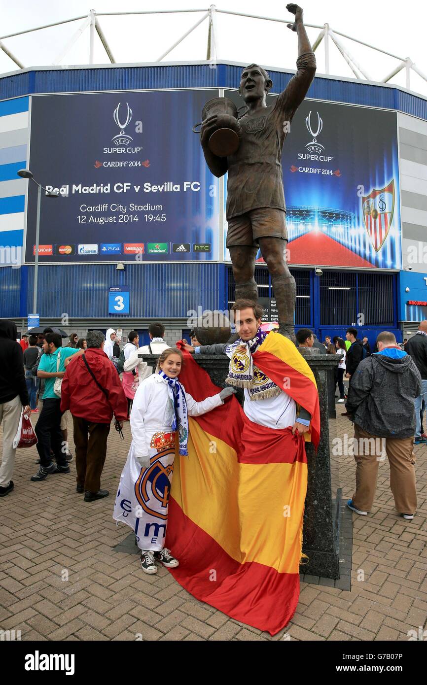 Les fans du Real Madrid devant le stade de Cardiff City avant la finale de la Super coupe de l'UEFA au stade de Cardiff City. Banque D'Images