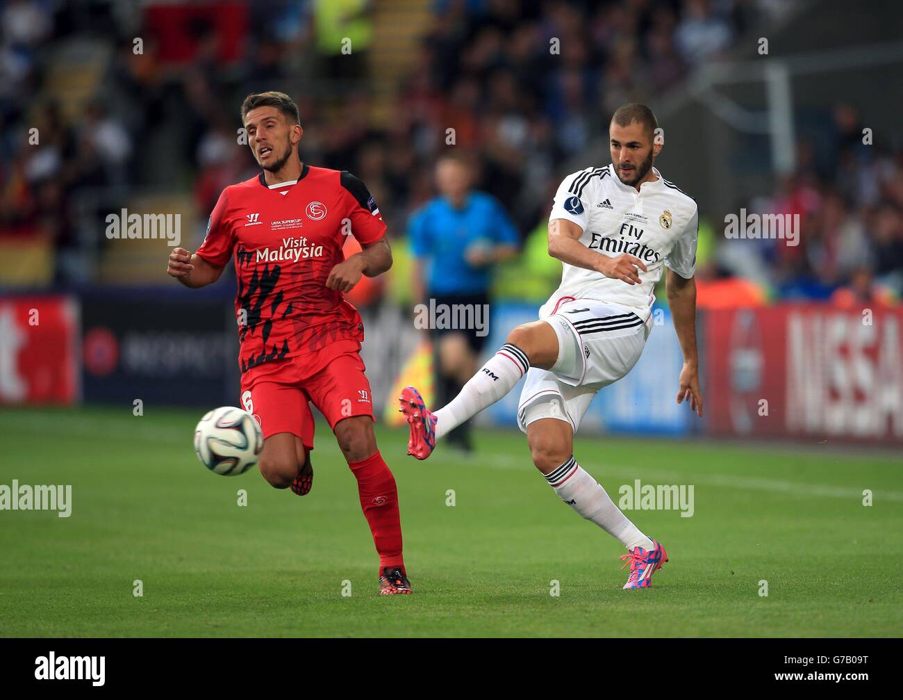 Football - 2014 UEFA Super Cup - Sevilla v Real Madrid - Cardiff City Stadium.Daniel Carrico de Séville et Karim Benzema de Real Madrid (à droite) lors de la finale de la Super coupe de l'UEFA au Cardiff City Stadium, Cardiff. Banque D'Images