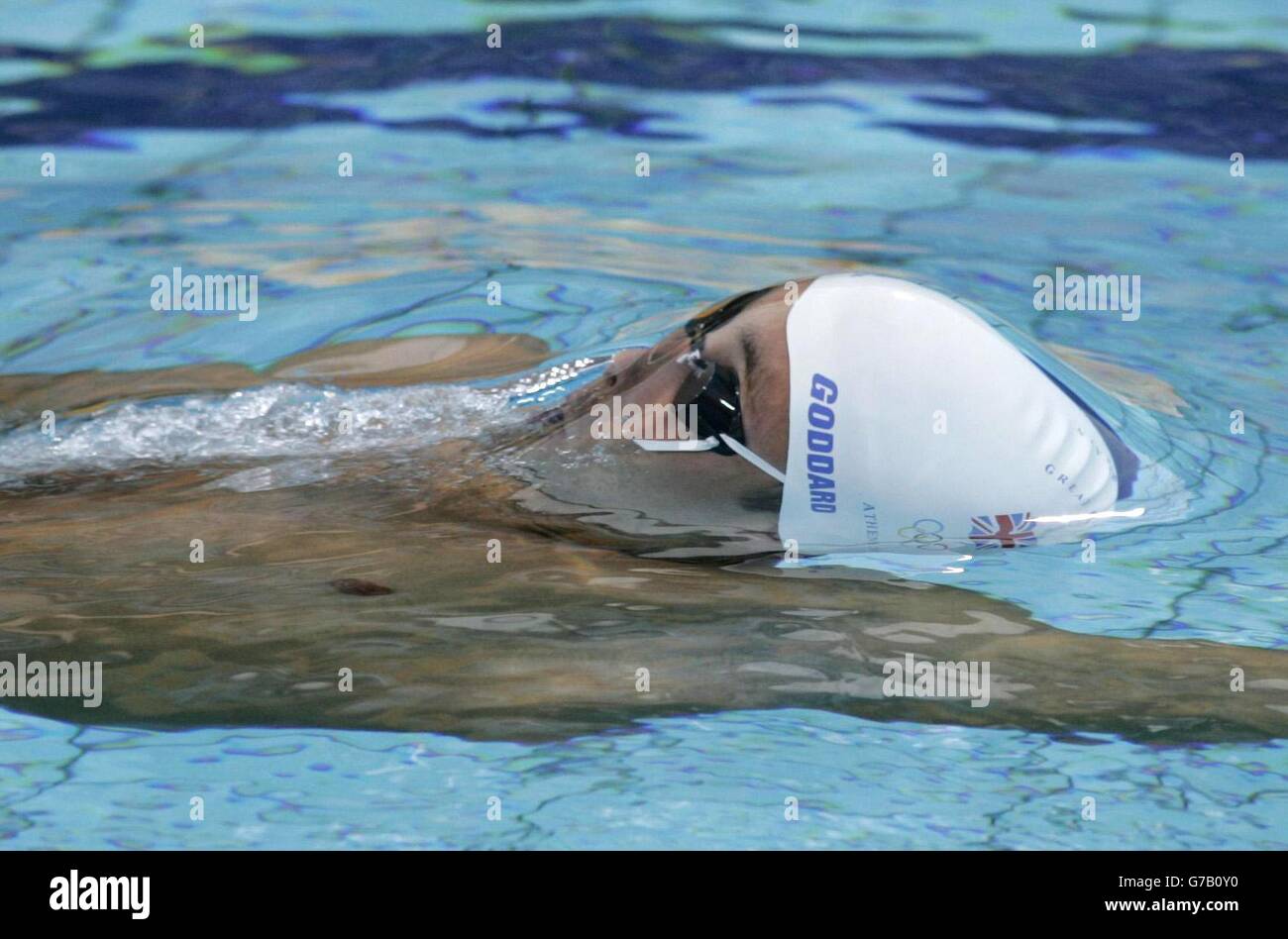 James Goddard, nageur britannique de Manchester, en route pour remporter la demi-finale de la course de fond de 200 m masculin au centre aquatique olympique d'Athènes, en Grèce. Banque D'Images