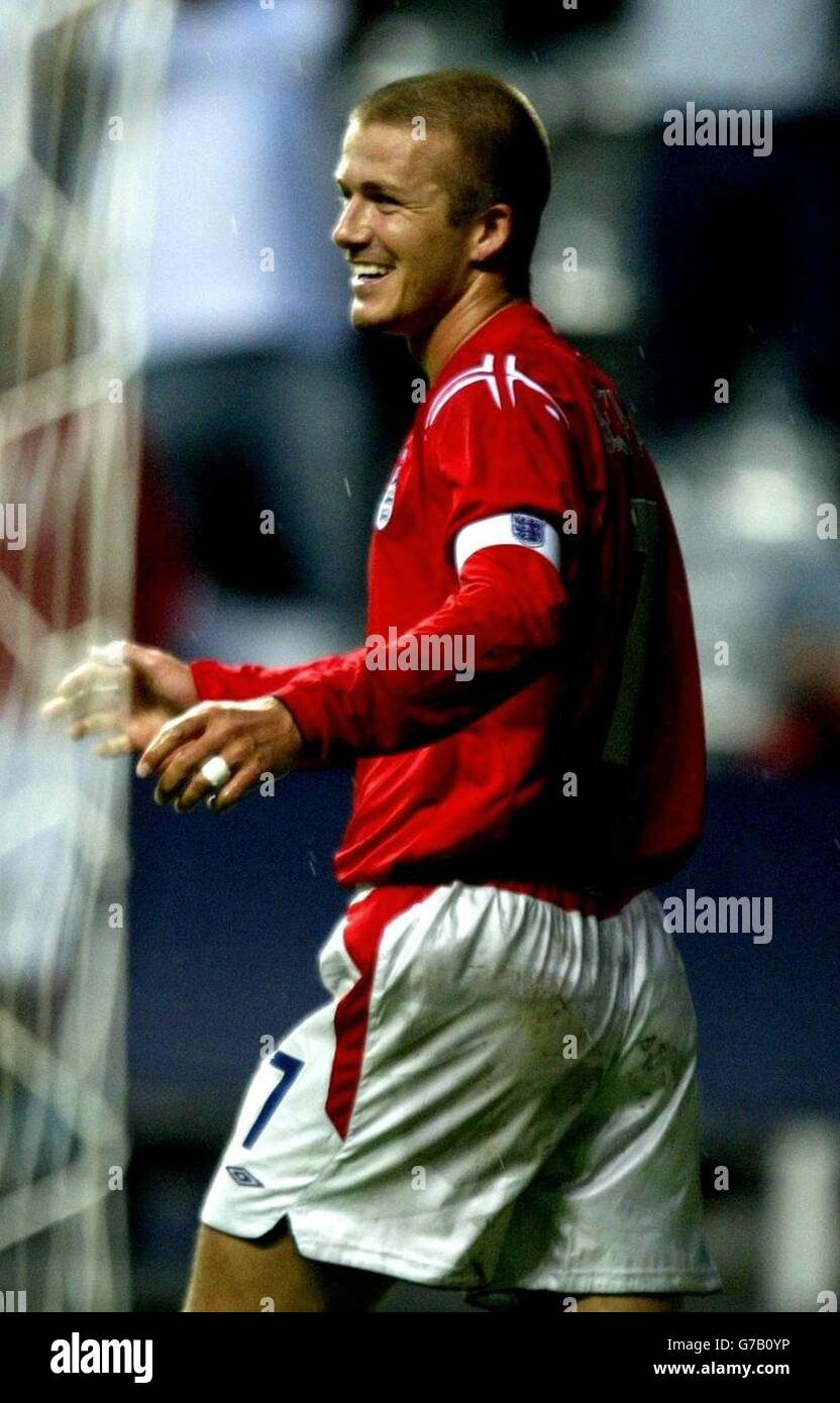 Le capitaine d'Angleterre David Beckham sourit après avoir pris ses points lors du match amical international de l'Angleterre et de l'Ukraine au St James' Park, à Newcastle. Banque D'Images