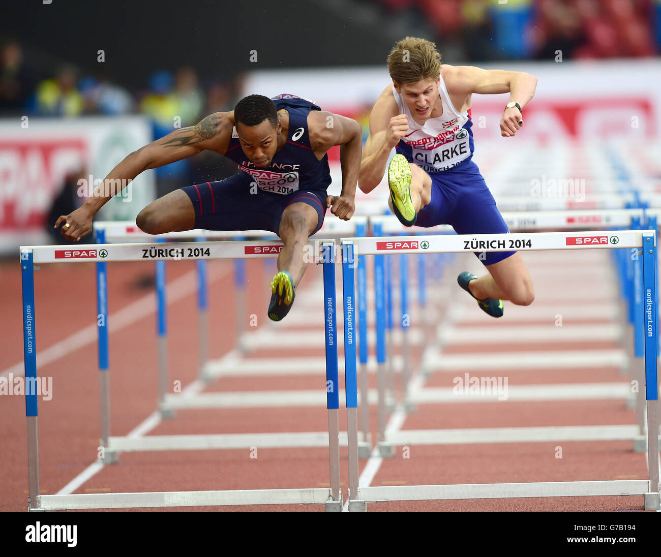 Lawrence Clarke (à droite), en Grande-Bretagne, pendant le 110m haies des hommes, s'échauffe avec Dimitri Bascou (à gauche) en France, deuxième jour des Championnats d'athlétisme européens 2014 au stade Letzigrund, à Zurich. Banque D'Images
