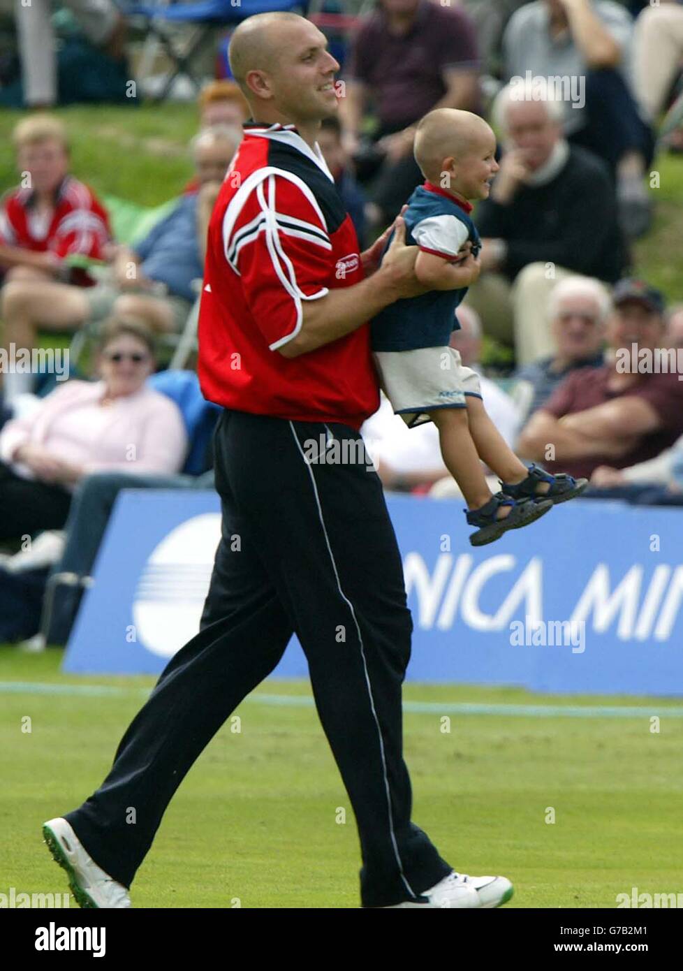 Alex Wharf de Glamorgan Dragons retire un petit interlooper du champ de jeu pendant le Totesport Division One match contre Lancashire Lightning à Penrhyn Road, Ross on Sea. Banque D'Images