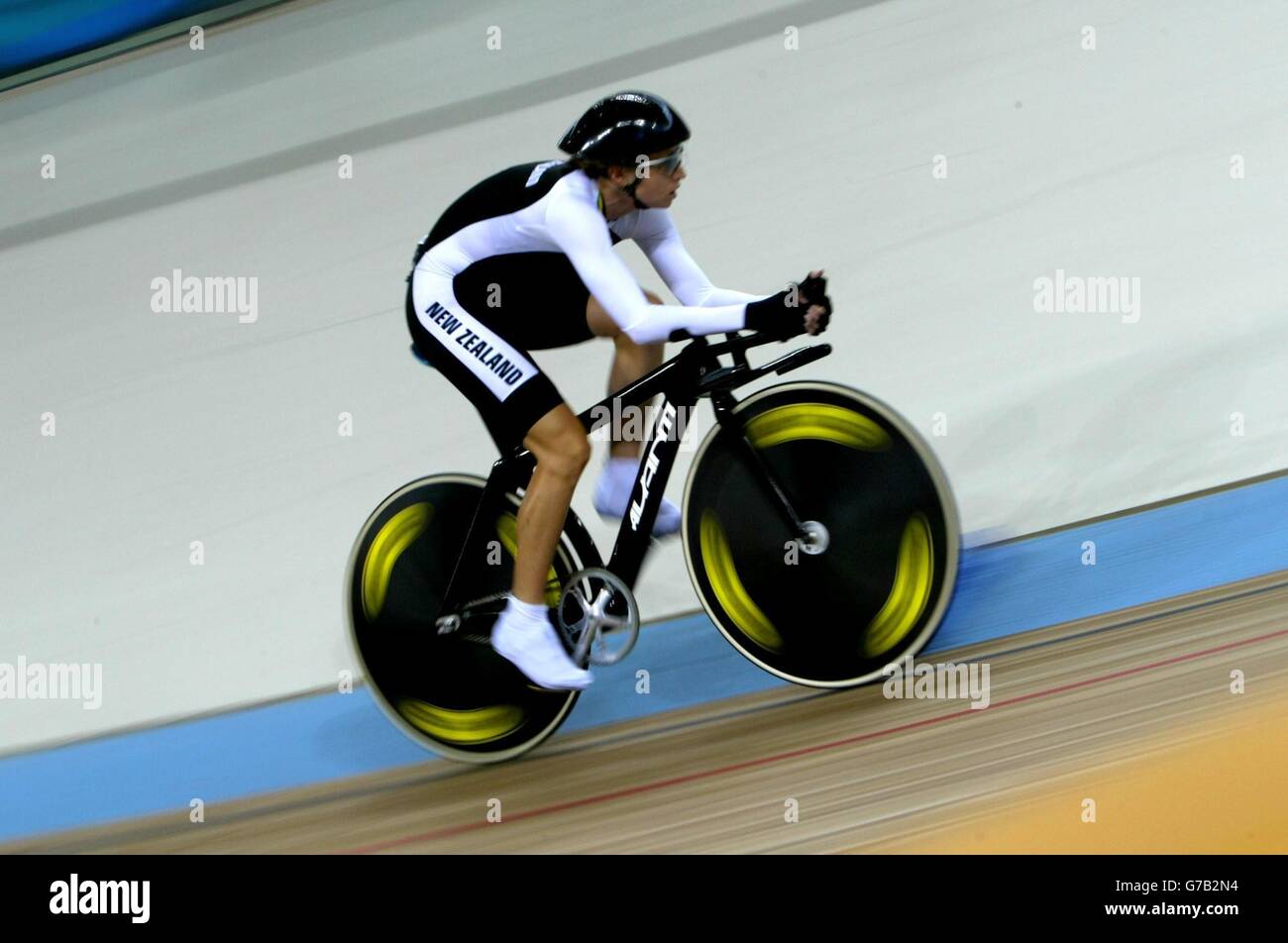 Nouvelle Zealander Sarah Ulmer en route pour une médaille d’or dans la poursuite individuelle des femmes au vélodrome olympique d’Athènes. Banque D'Images