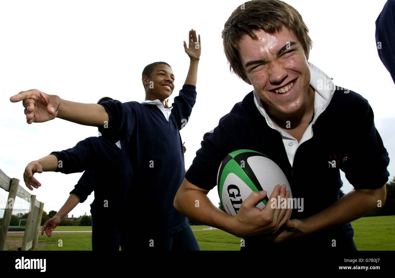 Un cas de "places de commerce" dans une école de Sevenoaks, où Matthew Williams (à droite) est confronté à l'échange de rugby pour Ballet, comme le Ballet national de la jeunesse rapporte un nombre record de garçons auditionnant pour leur spectacle annuel. Grâce à un atelier d'écoles itinérantes, le Programme national de sensibilisation au ballet des jeunes apporte du ballet aux filles et aux garçons de tous les horizons. Des auditions ont lieu chaque année et cette année, sa compagnie se déroulera au London Palladium, à l'hippodrome de Birmingham et au théâtre Sevenoaks. Banque D'Images