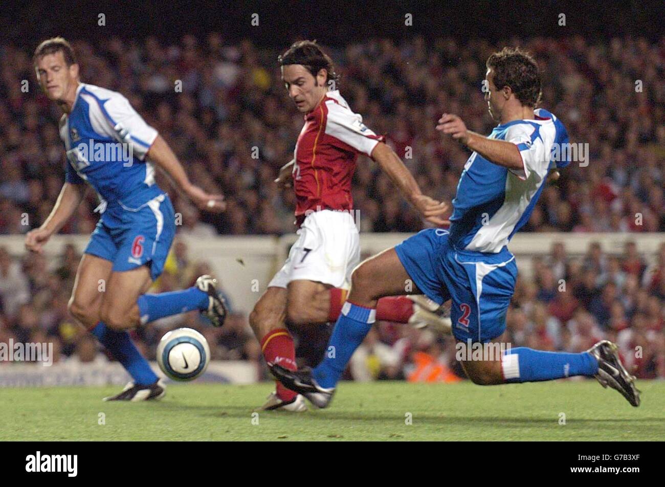 Robert pires d'Arsenal (au centre) avec Craig Short de Blackburn Rovers (à gauche) et Lucas Neill lors de leur match Barclays Premiership à Highbury, Londres. Banque D'Images