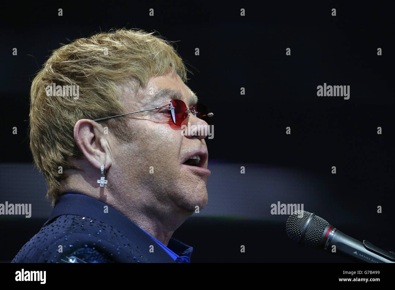 EDITORIAL N'UTILISEZ QUE Elton John sur scène dans un spectacle en plein air au stade de Meadowbank à Édimbourg, au cours de sa merveilleuse Crazy Night Tour. Banque D'Images