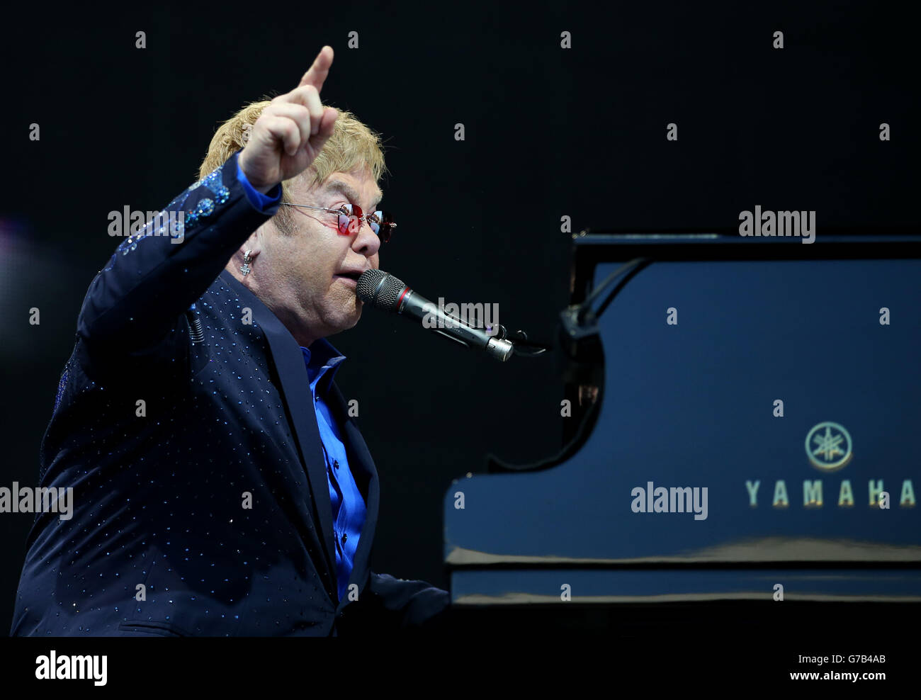 EDITORIAL N'UTILISEZ QUE Elton John sur scène dans un spectacle en plein air au stade de Meadowbank à Édimbourg, au cours de sa merveilleuse Crazy Night Tour. Banque D'Images