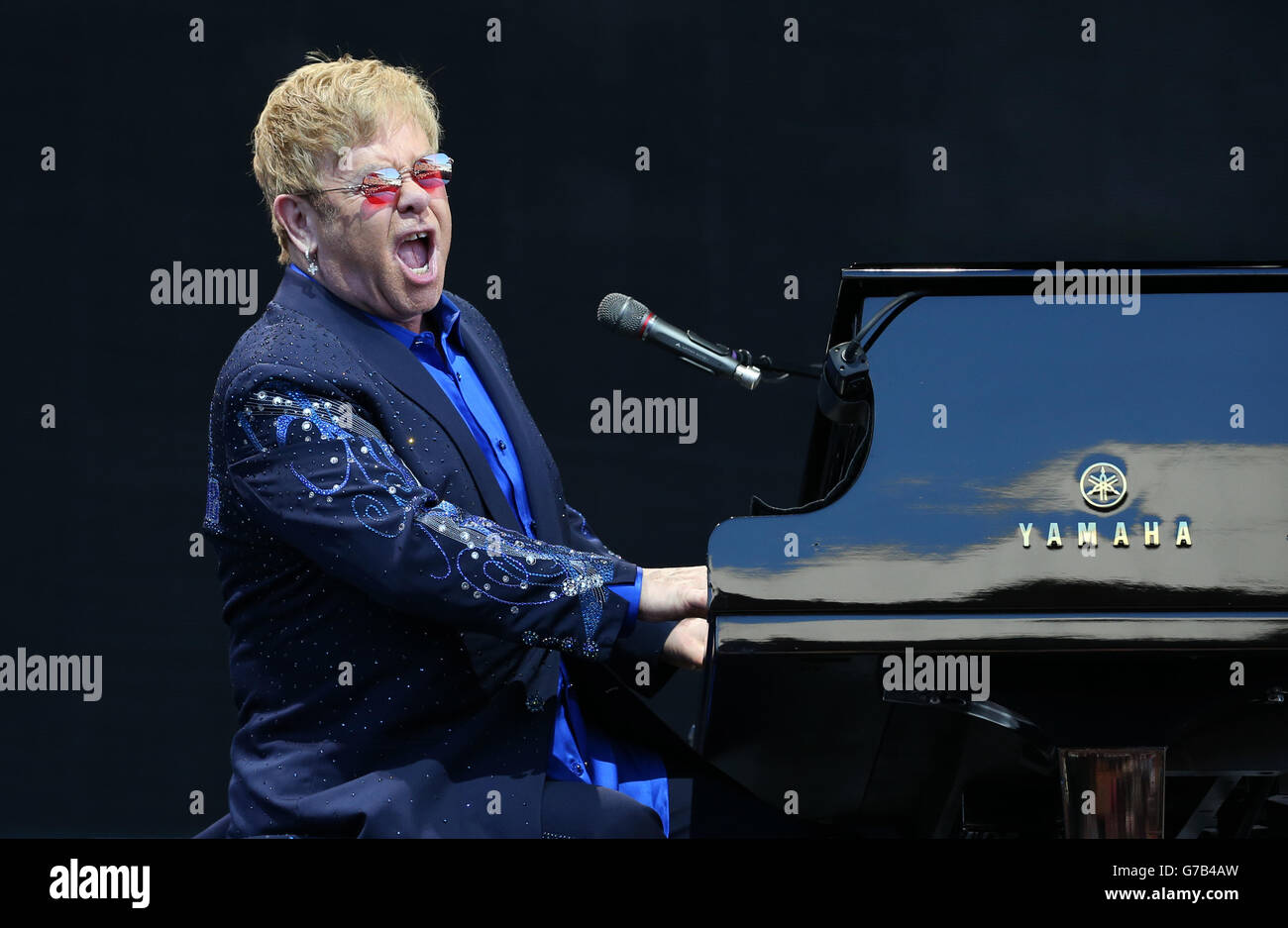 Elton John se présentant sur scène lors d'un spectacle en plein air spécial au stade Meadowbank à Édimbourg, lors de sa merveilleuse visite nocturne de Crazy. Banque D'Images