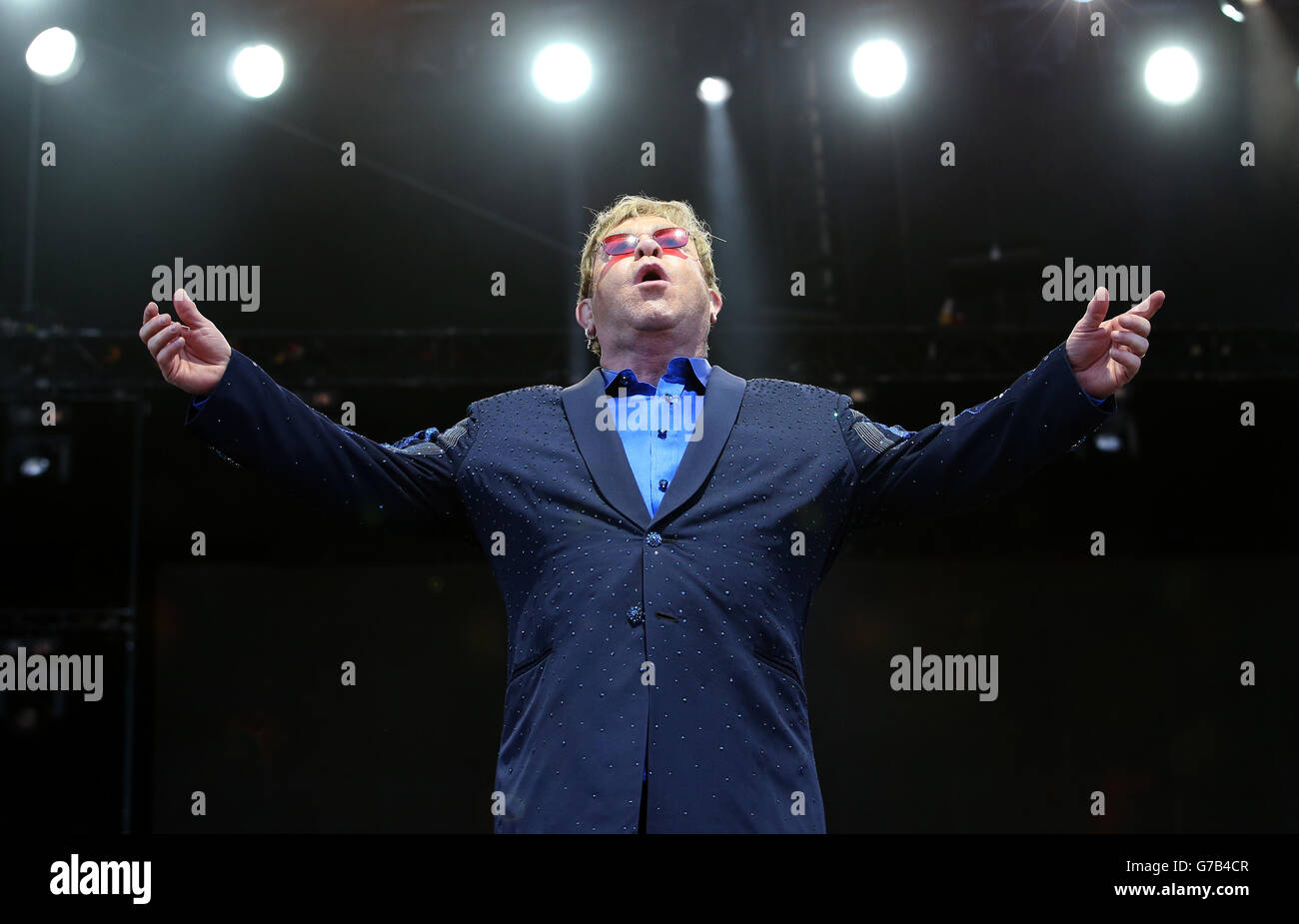 EDITORIAL N'UTILISEZ QUE Elton John sur scène dans un spectacle en plein air au stade de Meadowbank à Édimbourg, au cours de sa merveilleuse Crazy Night Tour. Banque D'Images