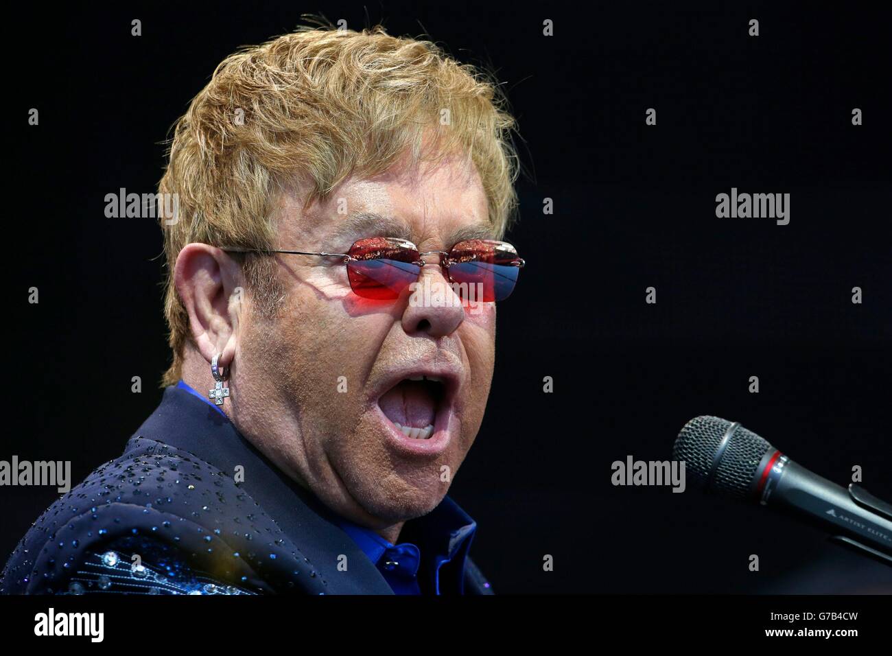Elton John se présentant sur scène lors d'un spectacle en plein air spécial au stade Meadowbank à Édimbourg, lors de sa merveilleuse visite nocturne de Crazy. Banque D'Images