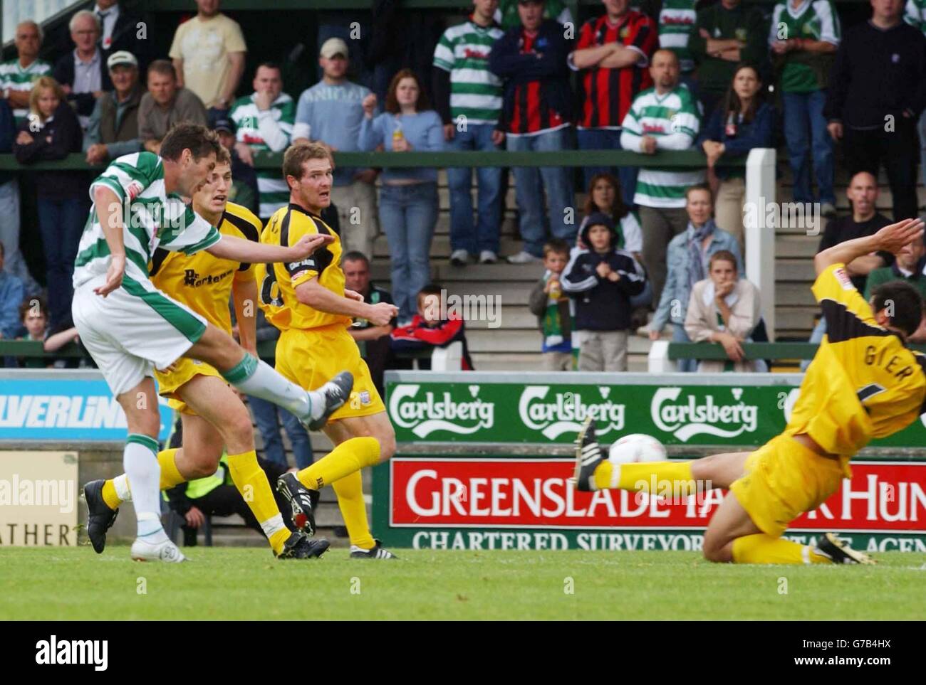 Phillip Jevons (L) de Yeovil a obtenu des scores contre Rushden lors de leur match de la deuxième ligue de Coca-Cola au parc Huish, Yeovil, le samedi 28 août 2004.. Banque D'Images