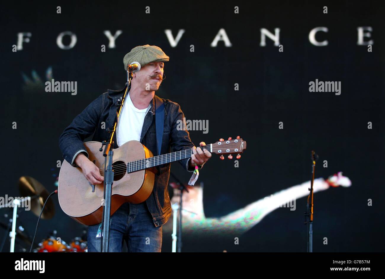 Utilisez uniquement rédactionnel Foy Vance de l'Irlande du Nord d'effectuer l'échauffement avant d'Elton John prend à la scène dans un open air show à Meadowbank Stadium à Édimbourg, au cours de sa merveilleuse Crazy Night Tour. Banque D'Images