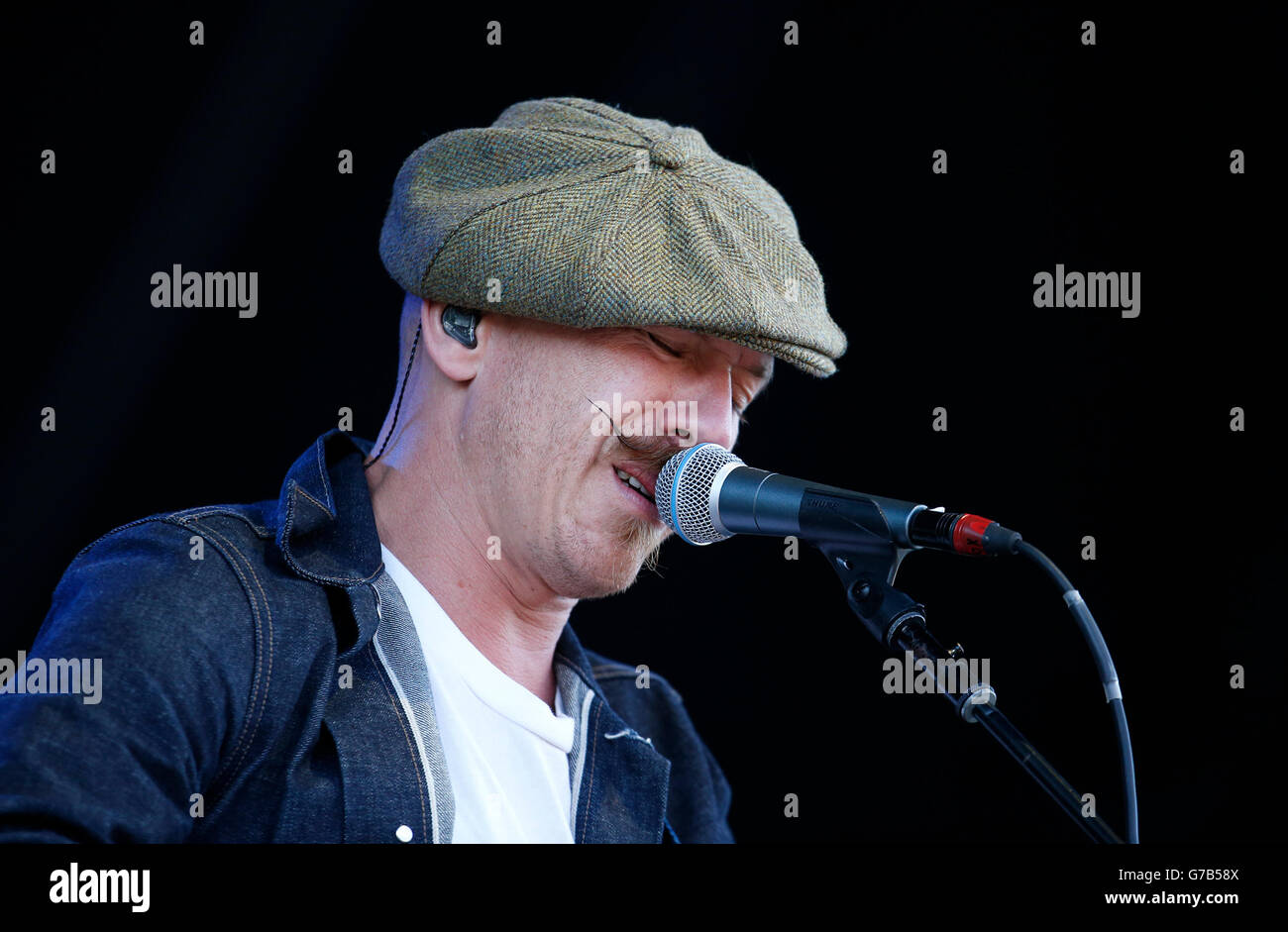 Foy Vance, d'Irlande du Nord, qui a réalisé l'échauffement avant qu'Elton John ne prenne place sur scène dans un spectacle en plein air spécial au stade Meadowbank à Édimbourg, au cours de sa merveilleuse tournée nocturne Crazy. Banque D'Images