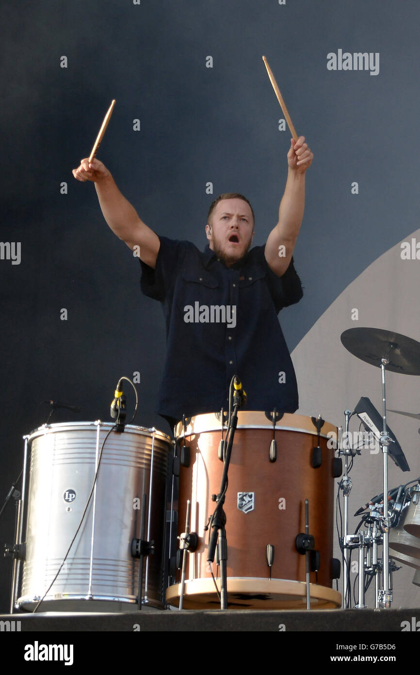 Leeds Festival 2014 - troisième jour.DaN Reynolds, de The imagine Dragons, se produit au troisième jour du Leeds Festival à Bramham Park, Leeds. Banque D'Images