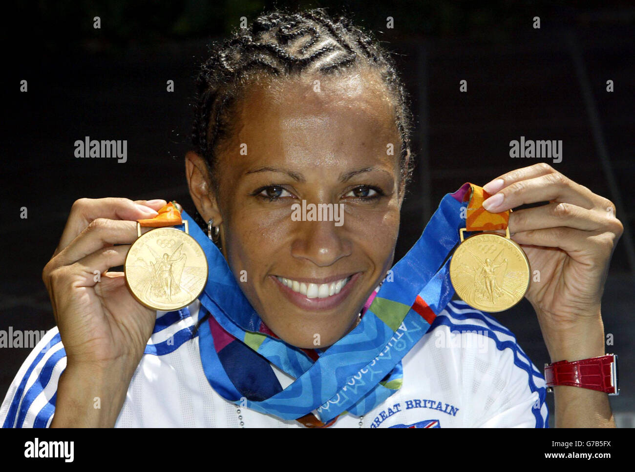 Kelly Holmes, double médaillée d'or en Grande-Bretagne, célèbre avec les médailles qu'elle a remportées pour le 800m et le 1500m à Athènes, en Grèce, pendant les Jeux Olympiques. Banque D'Images