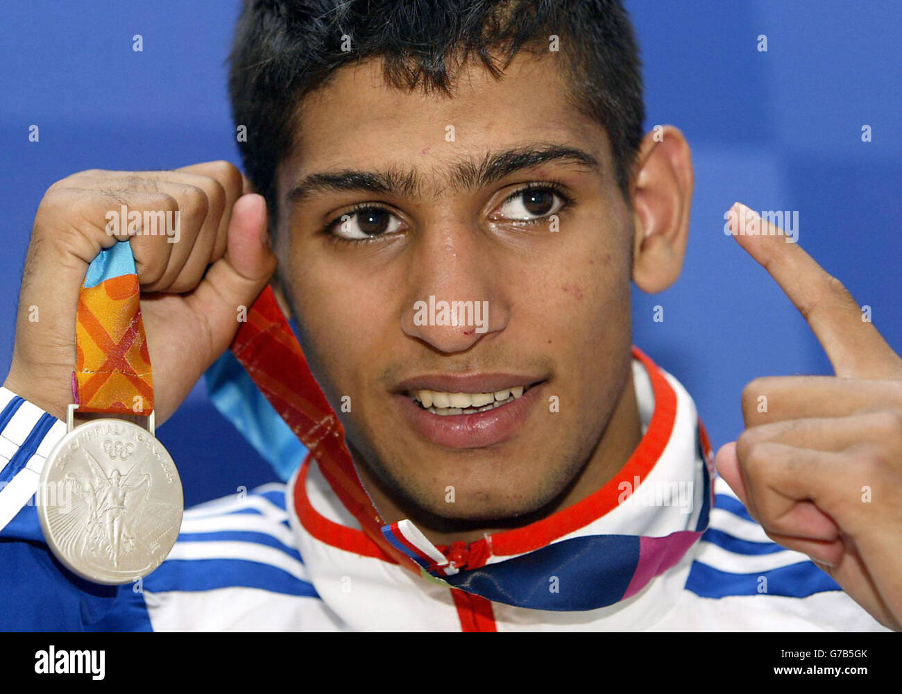 Amir Khan de Grande-Bretagne avec sa médaille d'argent après avoir perdu à Mario Kindelan de Cuba dans la finale de boxe légère au Peristeri Olympic Boxing Hall à Athènes. Banque D'Images
