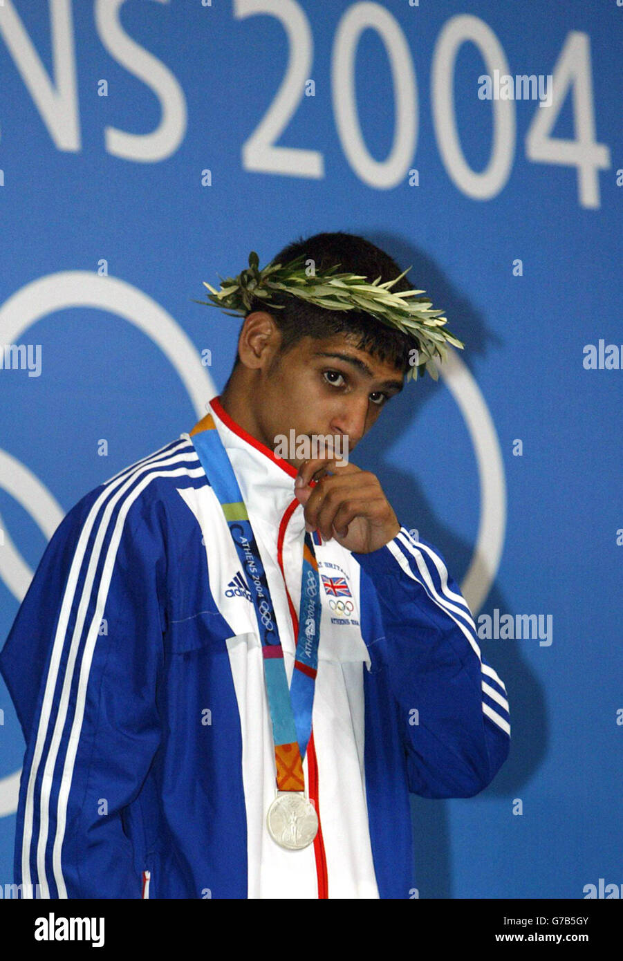 Amir Khan, de Grande-Bretagne, se tient sur le podium avec sa médaille d'argent après avoir perdu à Mario Kindelan, de Cuba, dans la finale de boxe légère à la salle de boxe olympique Peristeri à Athènes, en Grèce. Banque D'Images