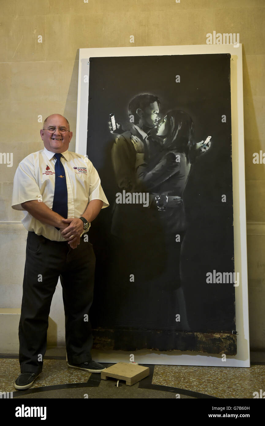 Dennis Stinchcombe, du Broad Plain Boys Club de Bristol, par une œuvre d'art Banksy, intitulée « Mobile Lovers », où la vente et la livraison ont été réalisées au musée et à la galerie d'art de Bristol, où elle était exposée au public. Banque D'Images