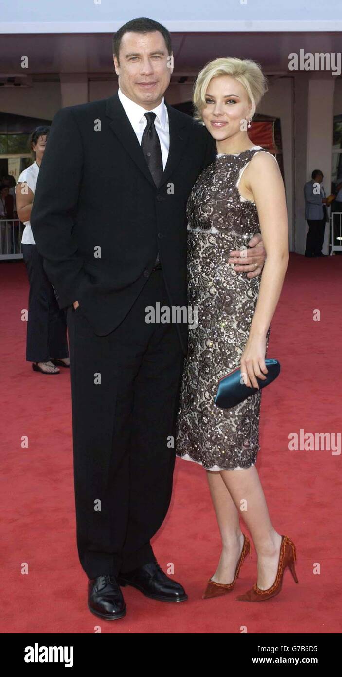 AP, AFP OUT. Les stars du fim John Travolta et Scarlett Johansson arrivent pour la première de 'A Love Song for Bobby long' au Mostra Internazionale d'Arte Cinematografica Lido à Venise, Italie, lors du 61ème Festival annuel du film de Venise. Banque D'Images