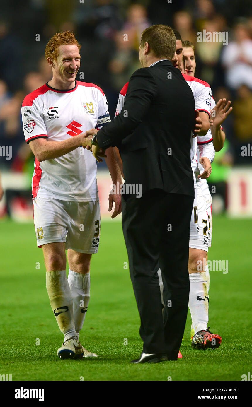 Karl Robinson, le directeur de Milton Keynes, félicite Dean Lewington Banque D'Images