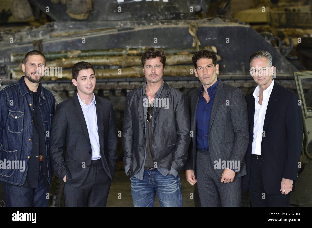 (De gauche à droite) l'écrivain et réalisateur David Ayer, Logan Lerman Brad Pitt, Jon Bernthal et le producteur Bill Block lors d'une séance photo pour la fureur de la deuxième Guerre mondiale au Tank Museum de Bovington, Dorset. Banque D'Images