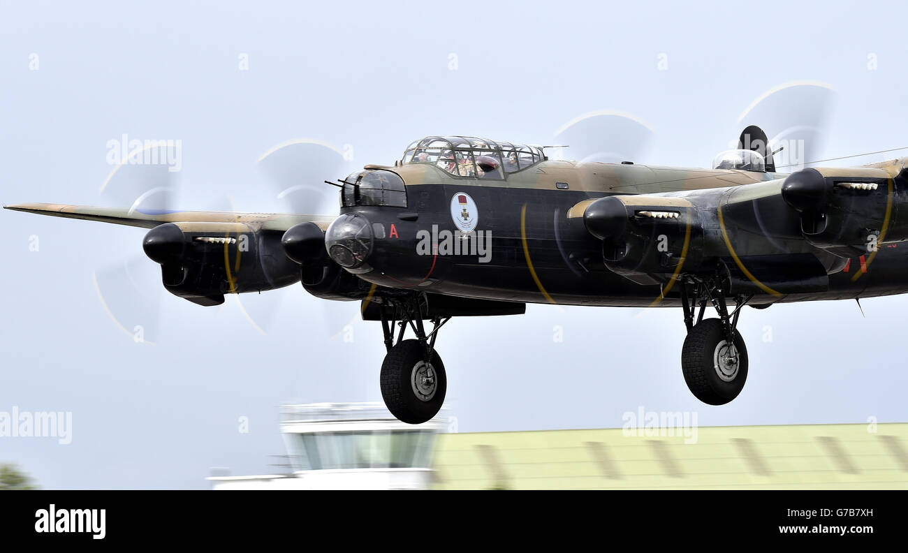 L'bombardier canadien Lancaster, l'un des deux derniers avions, à l'aéroport de Durham Tees Valley dans le cadre de sa tournée dans le pays. Banque D'Images