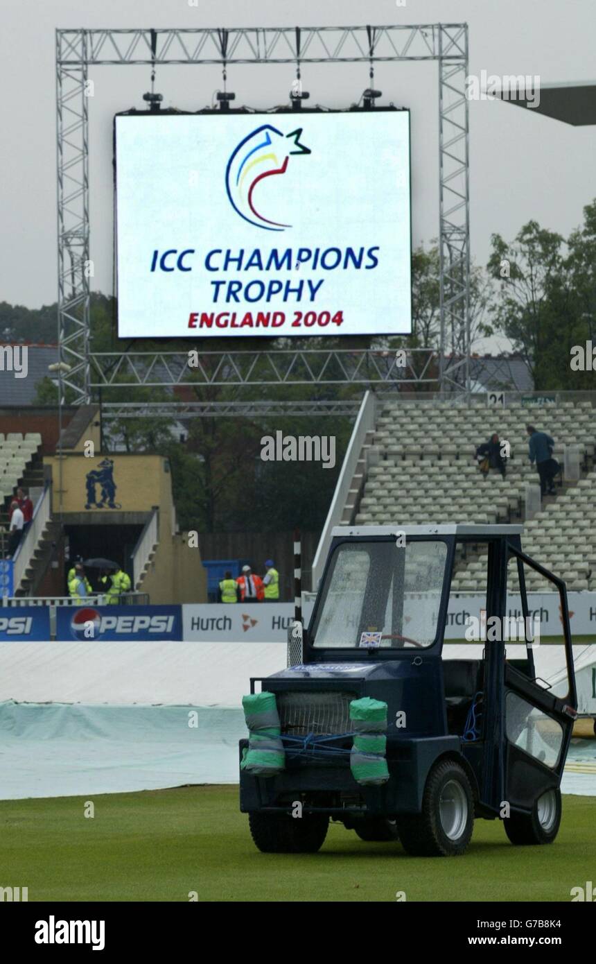 Rain s'arrête à Edgbaston avec l'Angleterre en raison de jouer au Zimbabwe pendant la première partie du Trophée des champions de l'ICC, un jour international à Edgbaston, Birmingham. Banque D'Images