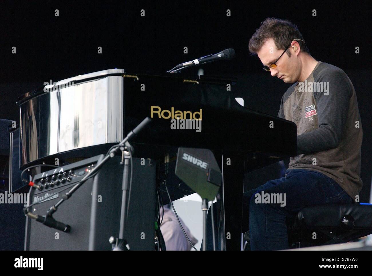 Jim Corr du groupe irlandais les Corrs lors des répétitions sur scène, à Hyde Park, dans le centre de Londres, pour les BBC Proms in the Park, qui ont eu lieu le samedi 11 septembre 2004. Banque D'Images