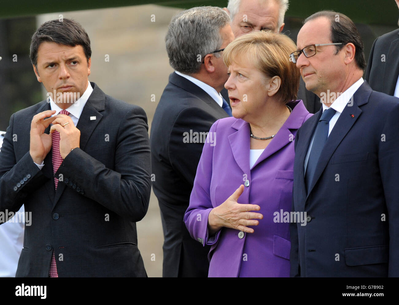 Le Premier ministre italien Matteo Renzi, la chancelière allemande Angela Merkel et le président français Françoise Hollande se réunissent pour assister à un flip d'avions militaires en provenance des pays membres de l'OTAN le dernier jour du sommet au Celtic Manor Resort de Newport, au sud du pays de Galles. Banque D'Images