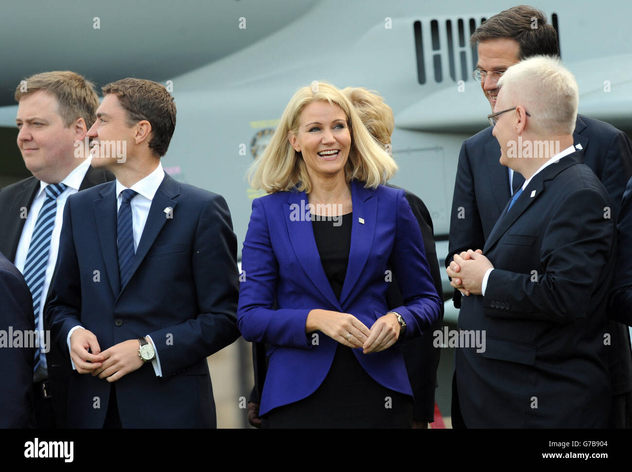 Le Premier ministre danois, Helle Thorning Schmidt, et d'autres dirigeants de l'OTAN se réunissent pour assister à un vol d'avions militaires en provenance des pays membres de l'OTAN le dernier jour du sommet du Celtic Manor Resort à Newport, au sud du pays de Galles. Banque D'Images