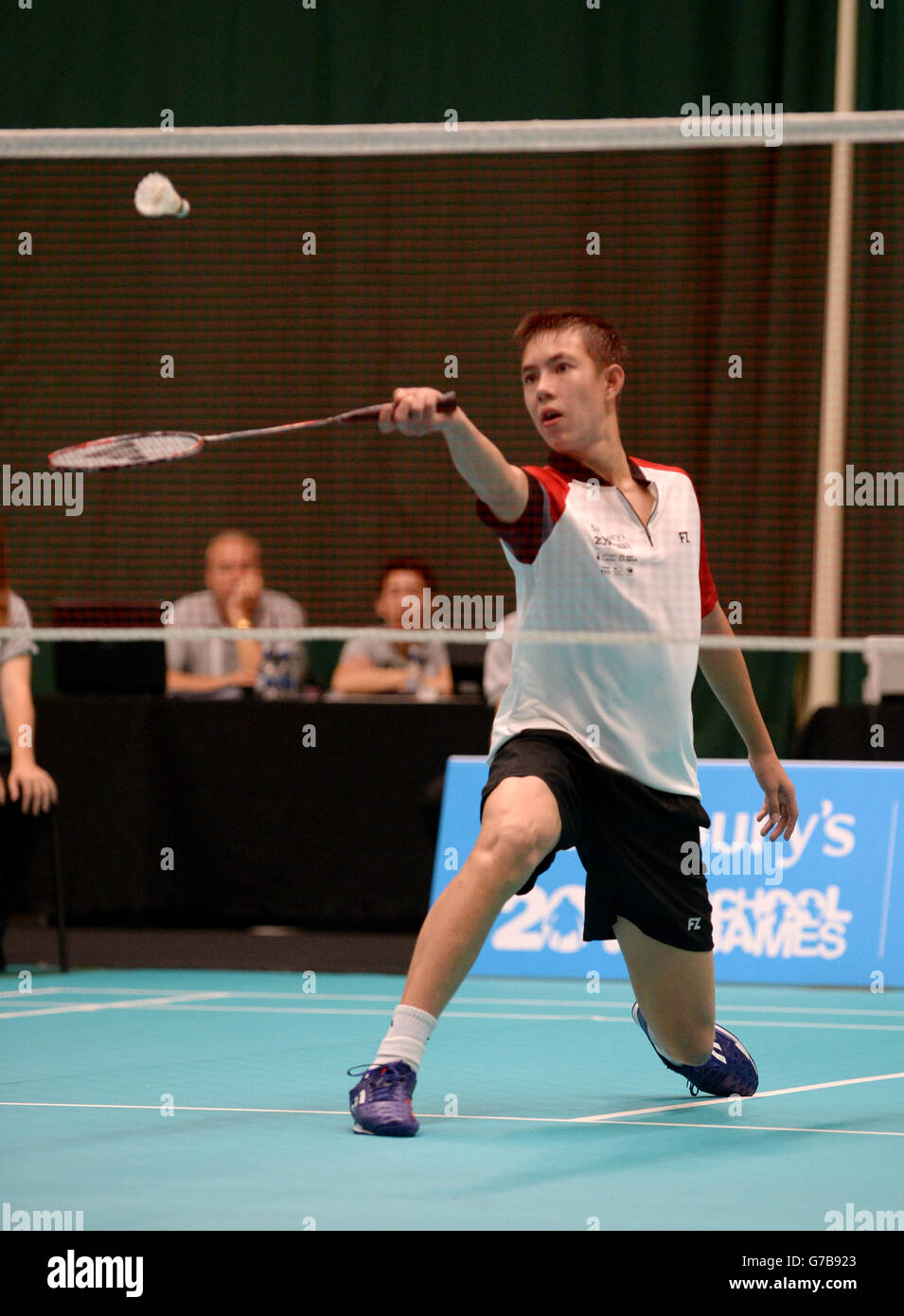 Johnnie Torjussen, en Angleterre, est en compétition contre Matthew Lightbody d'Ulster (non illustré) au badminton lors des Jeux scolaires de Sainsbury de 2014 à l'Armitage, Manchester. APPUYEZ SUR ASSOCIATION photo. Date de la photo : vendredi 5 septembre 2014. Le crédit photo devrait se lire comme suit : Tony Marshall/PA Wire. Banque D'Images