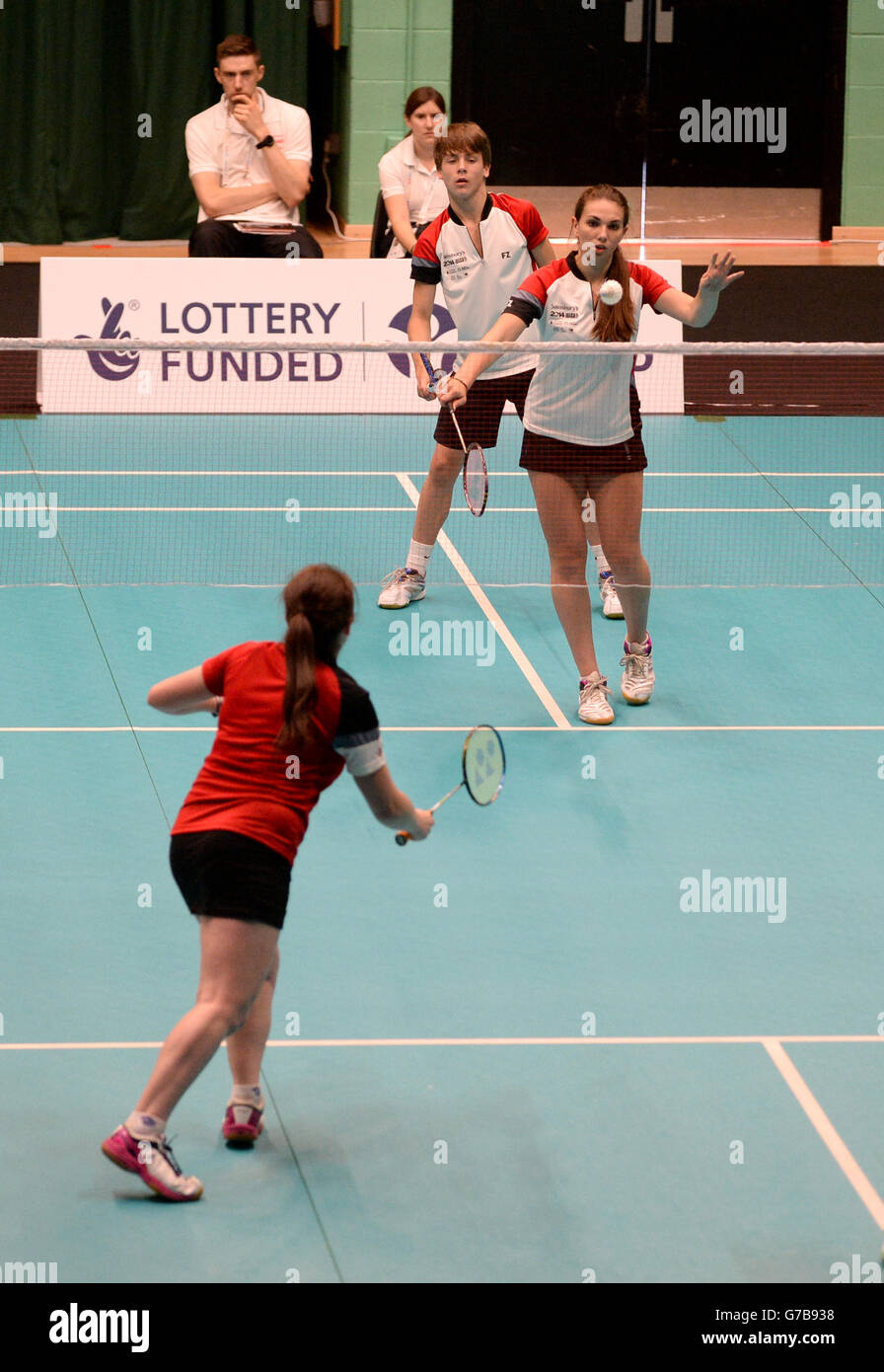 Chin Nam Soong et Kerri Scott d'Ulster (ci-dessous) affrontent Callum Hemming et Lizzie Tolman d'Angleterre lors des Jeux scolaires de Sainsbury en 2014 à l'Armitage, Manchester. APPUYEZ SUR ASSOCIATION photo. Date de la photo : vendredi 5 septembre 2014. Le crédit photo devrait se lire comme suit : Tony Marshall/PA Wire. Banque D'Images