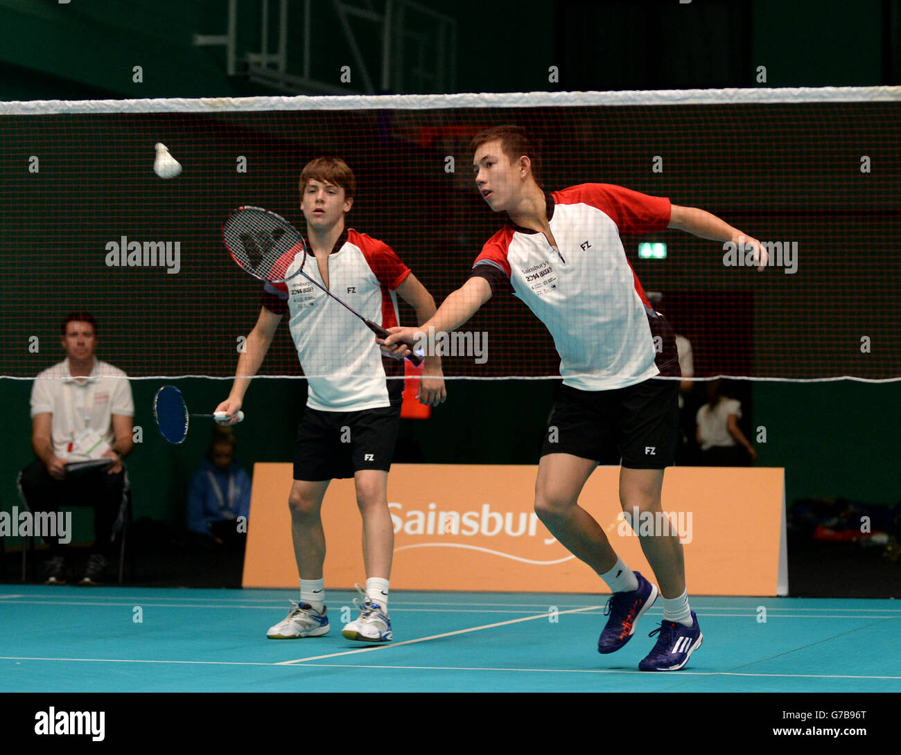 Johnnie Torjussen et Callum Hemming, en Angleterre, participent au badminton lors des Jeux scolaires de Sainsbury en 2014 à l'Armitage de Manchester. APPUYEZ SUR ASSOCIATION photo. Date de la photo : vendredi 5 septembre 2014. Le crédit photo devrait se lire comme suit : Tony Marshall/PA Wire. Banque D'Images