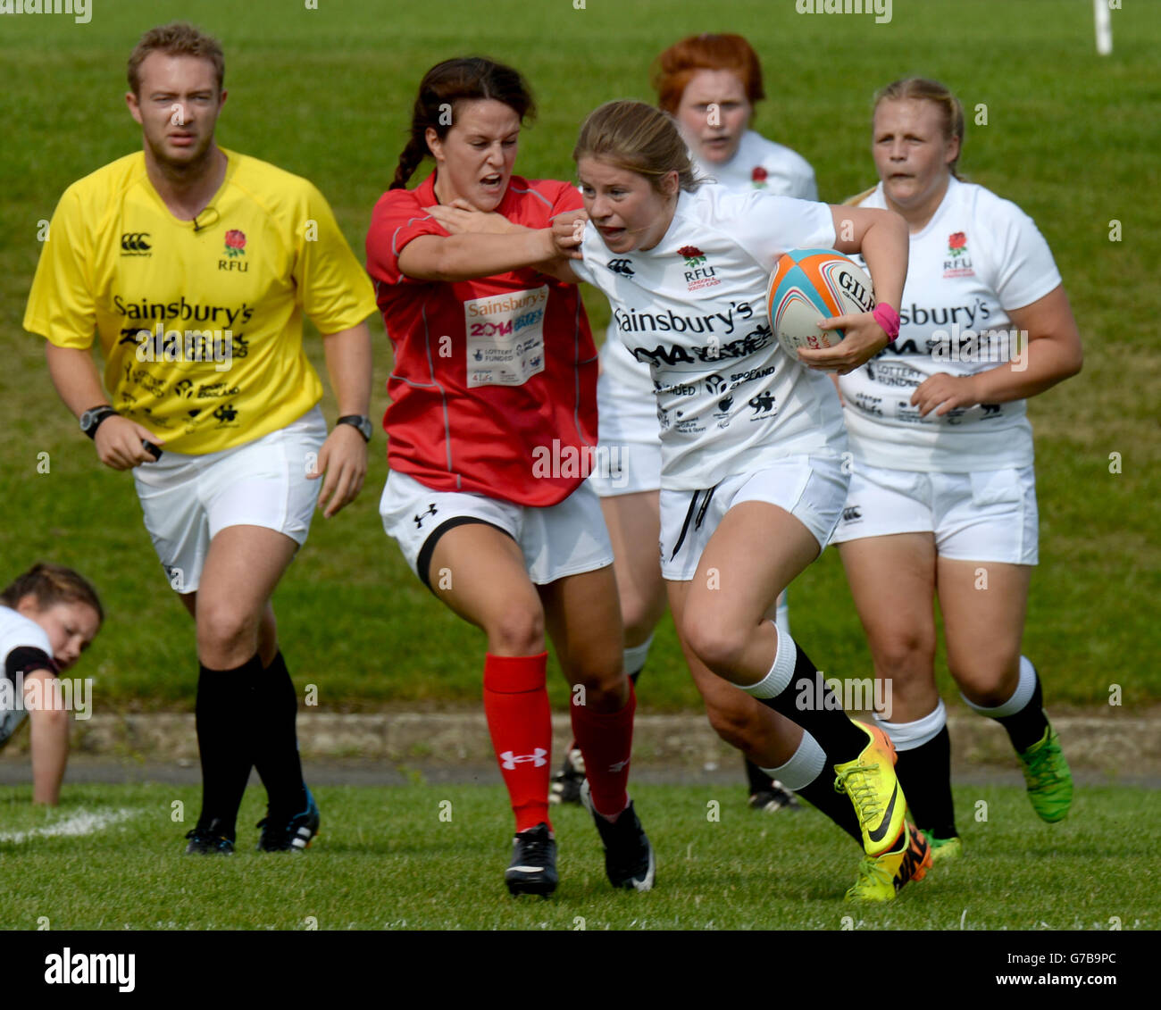 Eobyn Harris, pays de Galles A (à gauche), Angleterre Londres et Ella Levey, du Sud-est, concourent dans les sept de rugby lors des Jeux scolaires de Sainsbury en 2014 à l'Armitage, Manchester. APPUYEZ SUR ASSOCIATION photo. Date de la photo : vendredi 5 septembre 2014. Le crédit photo devrait se lire comme suit : Tony Marshall/PA Wire. Banque D'Images