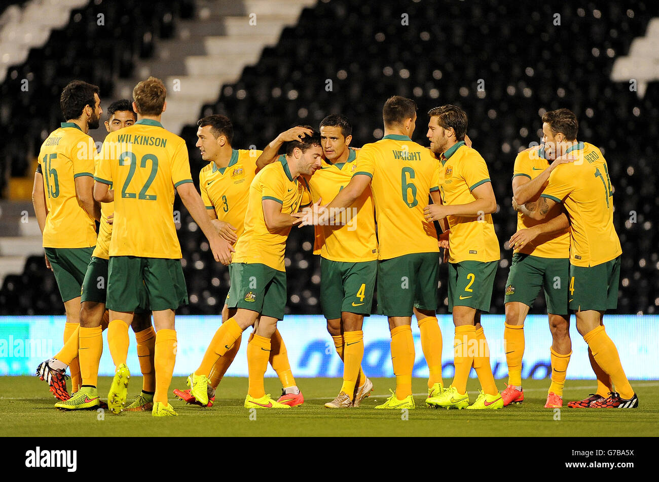 Tim Cahill (No4), en Australie, fête avec ses coéquipiers après avoir marquant le but d'ouverture du match contre l'Arabie saoudite. Banque D'Images