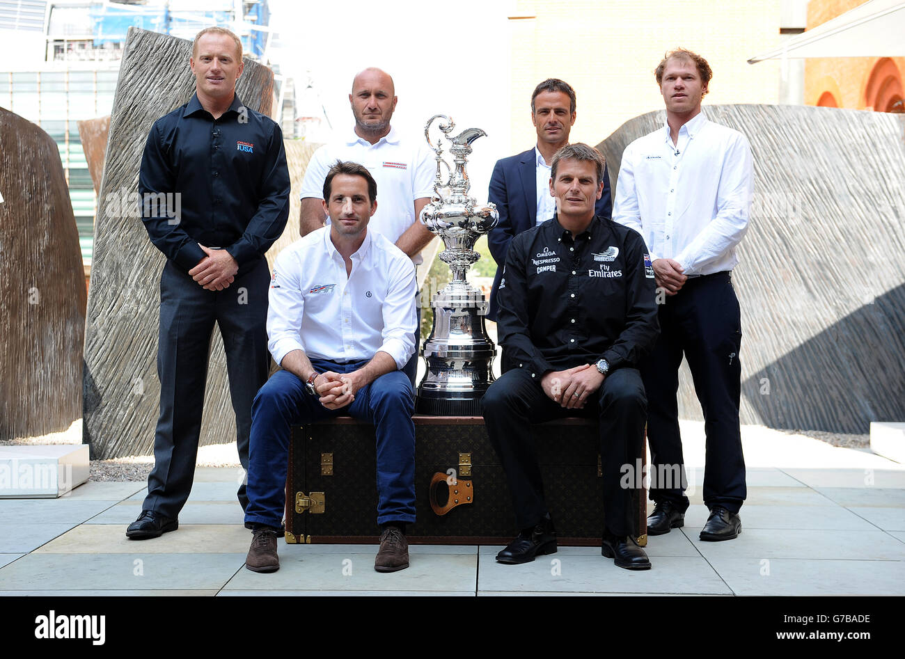 De gauche à droite, skipper d'Oracle Team USA, Jimmy Spithill, skipper de Ben Ainslie Racing, Sir Ben Ainslie , skipper de Luna Rossa Challenge, Max Sirena, skipper de Team France, Franck Cammas, skipper d'Emirates Team New Zealand, Dean Barker et skipper d'Artemis Racing Nathan Outteridge pose avec la coupe de l'Amérique lors d'une conférence de presse à l'hôtel St Pancras Renaissance, Londres. Banque D'Images