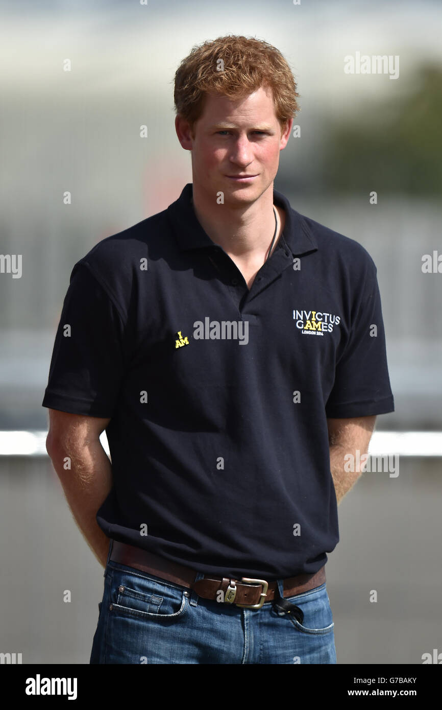 Le Prince Harry observe le défi de conduite Jaguar Land Rover lors des Jeux Invictus au centre de conception et d'ingénierie Jaguar Land Rover de Gaydon, dans le Warwickshire. Banque D'Images